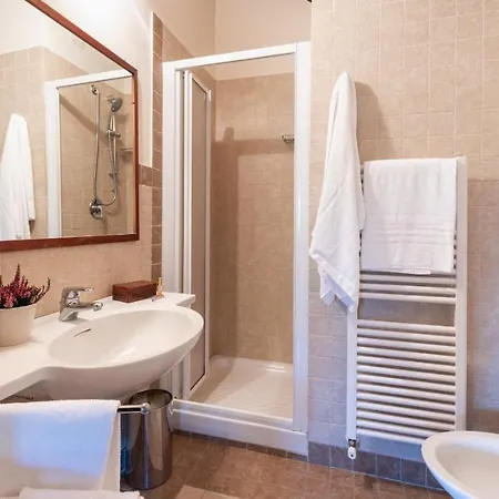 I Lauri 12, Emma וילה